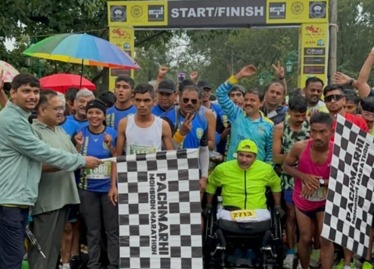 जोरदार बारिश के बीच हुई पचमढ़ी में 7वी मानसून मैराथन, विभिन्न राज्यो से पहुंचे मानसून मैराथन में शामिल होने धावक, प्रकृर्ति की अद्भुत छठा बादलों में धावकों ने लगाई जमकर दौड़