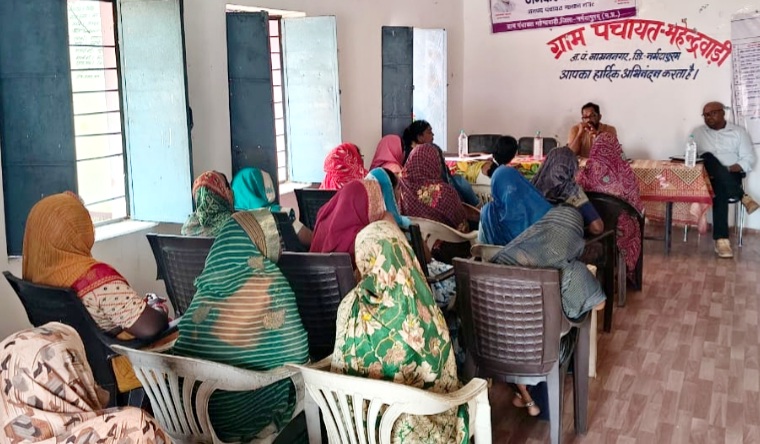 एक बगिया मां के नाम अभियान के हितग्राहियो से रूबरू हुए सीईओ जिला पंचायत, हितग्राहियो को बताया गया फलउद्यान के लाभ व योजनाओं से मिलने वाले फायदे