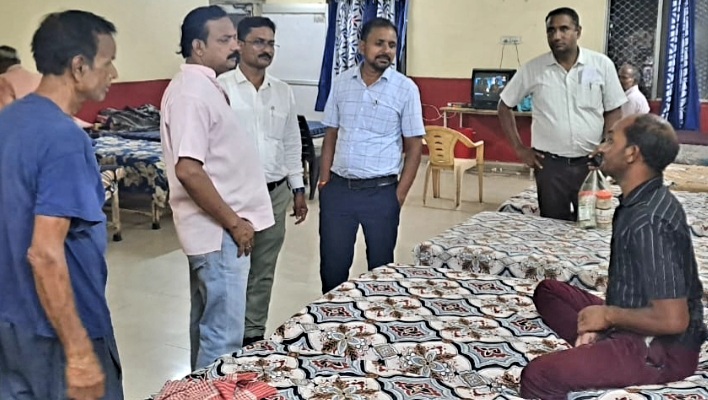 पार्षदों ने रैन बसेरा का किया निरीक्षण, बरसात में व्यवस्था सुधारने के निर्देश