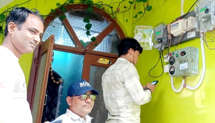 स्मार्ट मीटर पर कांग्रेस पदाधिकारियों और डीजीएम के बीच महत्वपूर्ण बैठक, बिजली विभाग के कर्मचारी मनोज चौधरी के यहां स्मार्ट मीटर लगाया गया