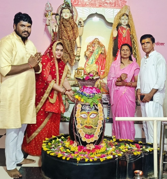 सावन शिवरात्रि पर मंदिरों में गूंजे ‘हर हर महादेव’ के जयकारे, भक्तों ने किया अभिषेक