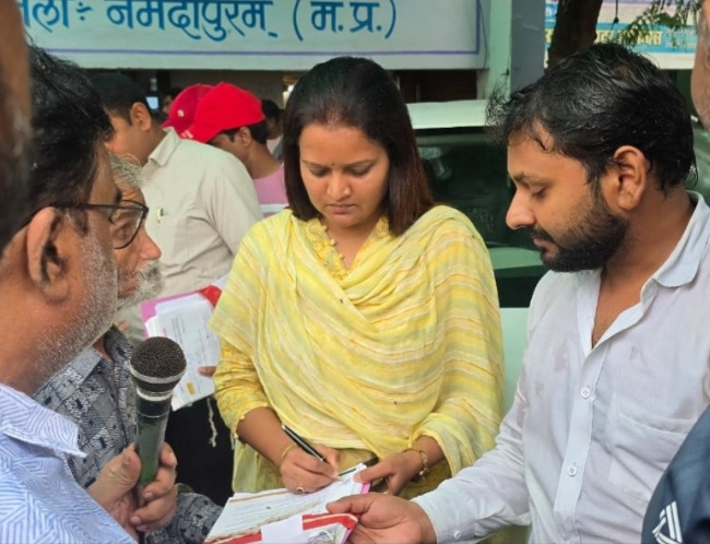 भारी बारिश में भी डटे सफाई योद्धा, एकजुटता की ताकत से न्याय की मांग
