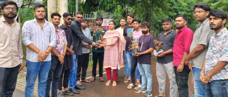 नगर में सड़क के हालात को लेकर श्री समर्पण श्री संस्था ने कलेक्टेरेट जाकर गिफ्ट किए पौधे और पर्यावरण संरक्षण का सुझाव दिया