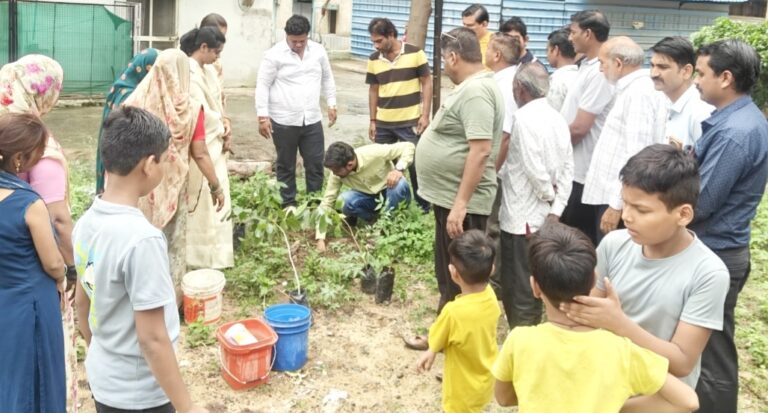 हरियाली अमावस्या पर वार्ड क्रमांक 12 में पौधारोपण कार्यक्रम सम्पन्न