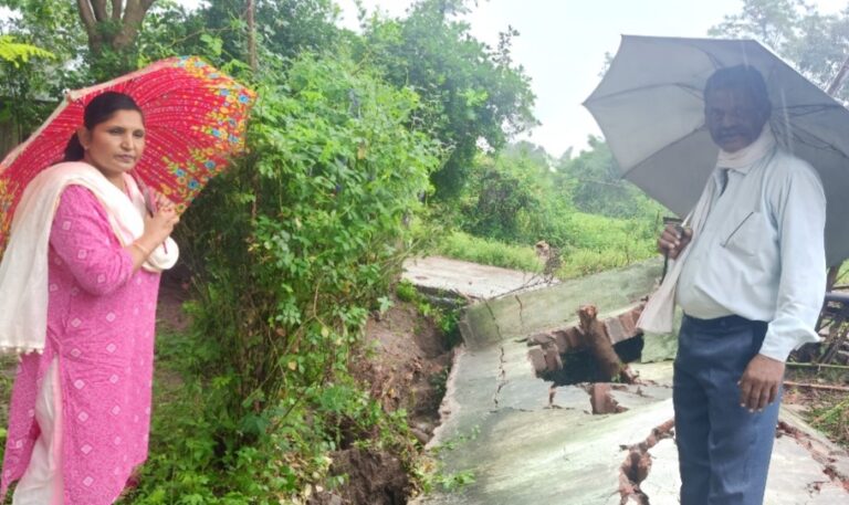 विद्यालय की जर्जर दीवार गिरी, बड़ा हादसा टला – बच्चों की सुरक्षा पर मंडराया खतरा, ग्राम झकलाए प्राथमिक शाला की लापरवाही उजागर, छत से टपक रहा पानी, ग्रामीणों में रोष