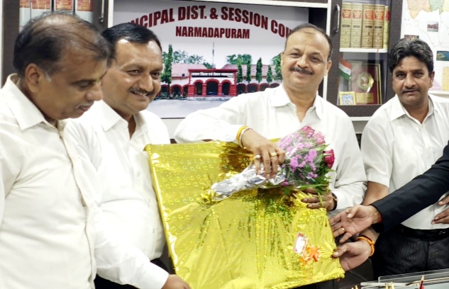 प्रधान जिला न्यायाधीश से हाईकोर्ट जज बने श्री चौबे को दी शुभकामनाएं, हुआ विदाई समारोह, किया सम्मान, कहा श्री चौबे सहज और सरल, उनकी कार्य प्रणाली रही निष्पक्ष