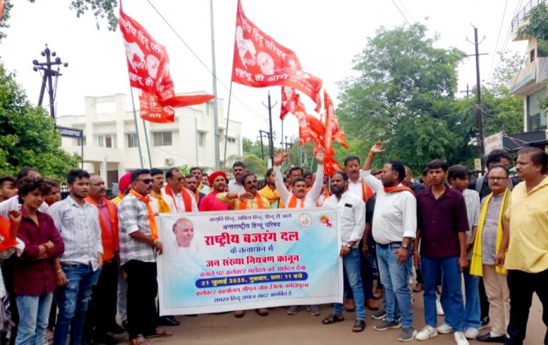 सनातन धर्म की रक्षा हेतु जनसंख्या नियंत्रण कानून अनिवार्य, दिया ज्ञापन