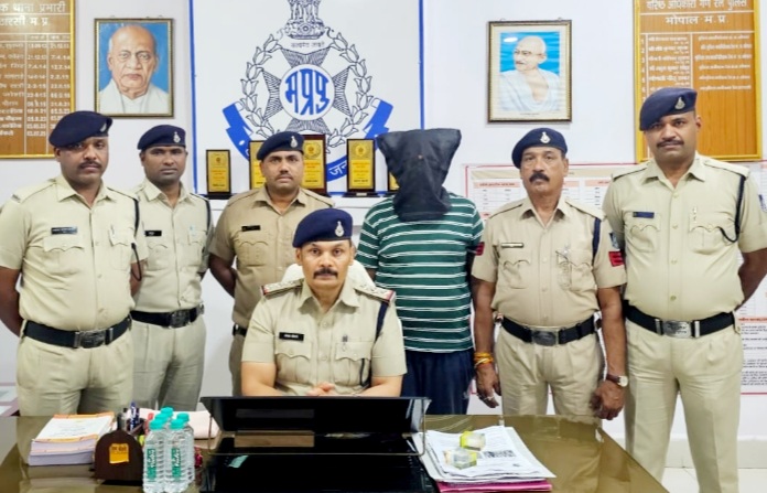 ट्रेन मे चोरी करने वाला शातिर आरोपी गिरफ्तार, 4 लाख 76 हजार का माल बरामद , जीआरपी इटारसी को मिली सफलता