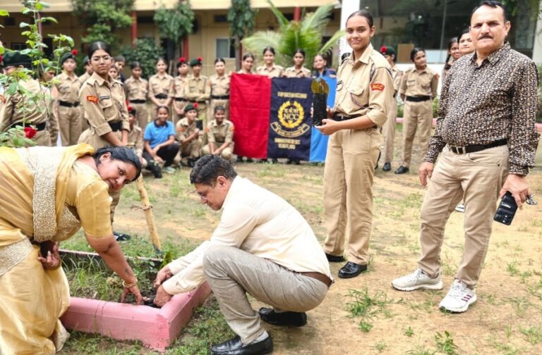 समेरिटंस स्कूल में एक पेड़ मां के नाम कार्यक्रम में रोपे पौधे