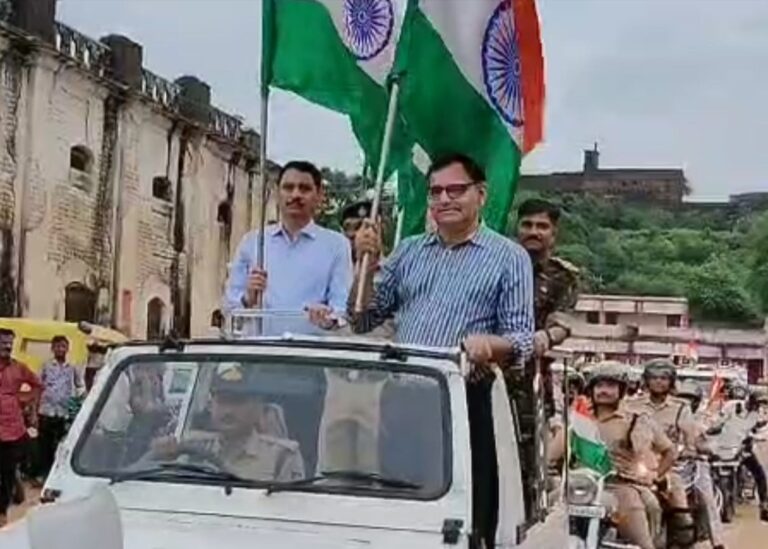 हर घर तिरंगा अभियान के तहत निकाली विशाल तिरंगा यात्रा टीकमगढ़ में उमड़ी तिरंगे की लहर, शहर गूंजा देशभक्ति के नारों से कलेक्टर और एसपी कार में सवार होकर तिरंगा लेकर निकले