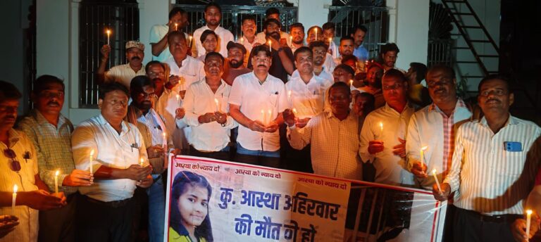 आस्था और नितिन को श्रद्धांजलि रोररया मोहल्ला में समाज ने निकाला कैंडल मार्च रविदास मंदिर प्रांगण से उठी संवेदना की लौ, सैकड़ों लोगों ने जलाए कैंडल