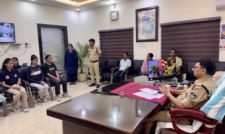 सुरक्षा का विश्वास, सफलता का संदेश : छात्राओं से पुलिस अधीक्षक का विशेष संवाद कार्यक्रम अनुशासन, लगन और विश्वास है सफलता की कुंजी – एसपी मनोहर सिंह मंडलोई