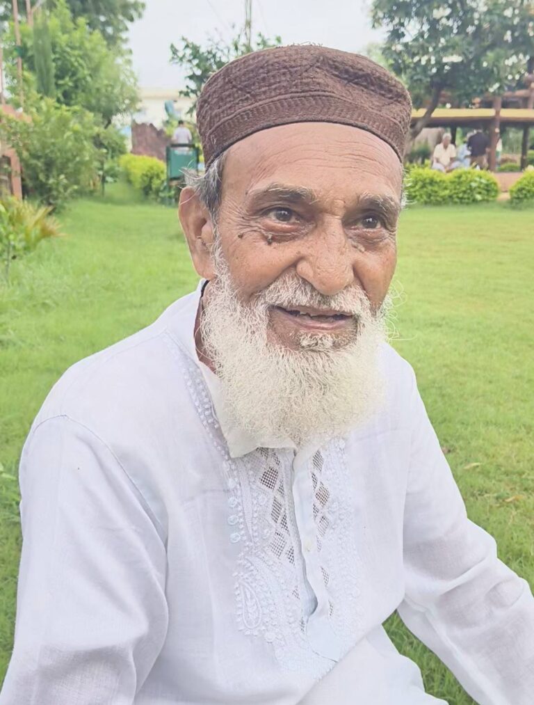81 वर्ष की आयु में भी गूंजती है मोहम्मद हामिद खान की मधुर आवाज़ टीकमगढ़ के मोहम्मद हामिद खान का सुसंपन्न और सुखी परिवार