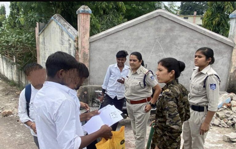 बल्देवगढ़ में पुलिस का औचक निरीक्षण, 473 से अधिक पर कार्रवाई महिला एवं बाल सुरक्षा अभियान : कॉलेज–स्कूल में सख्ती सार्वजनिक स्थलों पर गश्त, सुरक्षित माहौल बनाने की पहल
