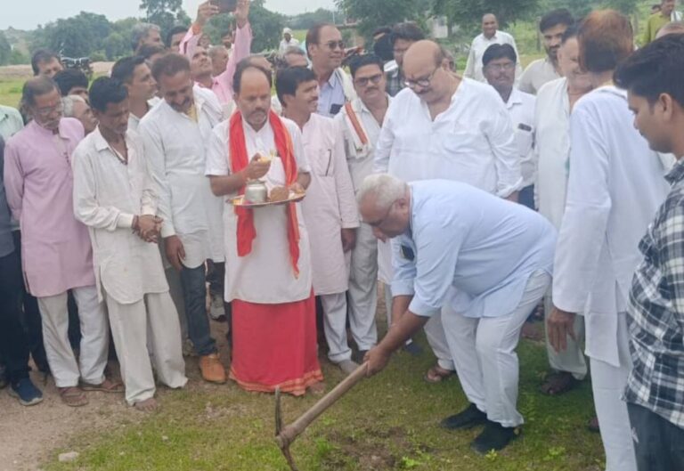 विधायक दादा यादवेंद्र सिंह बुंदेला ने किया भूमि पूजन मामौन ग्राम पंचायत में विधायक निधि से होंगे विकास कार्य