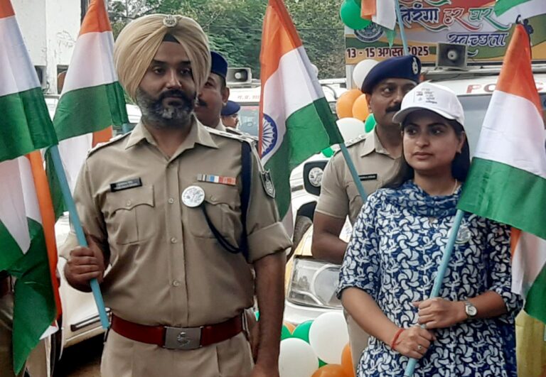 कलेक्टर एवं एस पी ने हाथों में तिरंगा लेकर निकाली तिरंगा रैली, तिरंगा रैली में दिखा देश प्रेम का जुनून