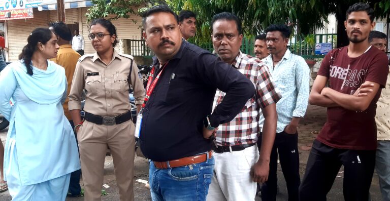 अतिक्रमण कर टप रखवाकर कौन ले रहा है उनसे पैसे, शहर में और कितने रखे हैं अवैध टप जिनसे की जा रही हैं अवैध वसूली
