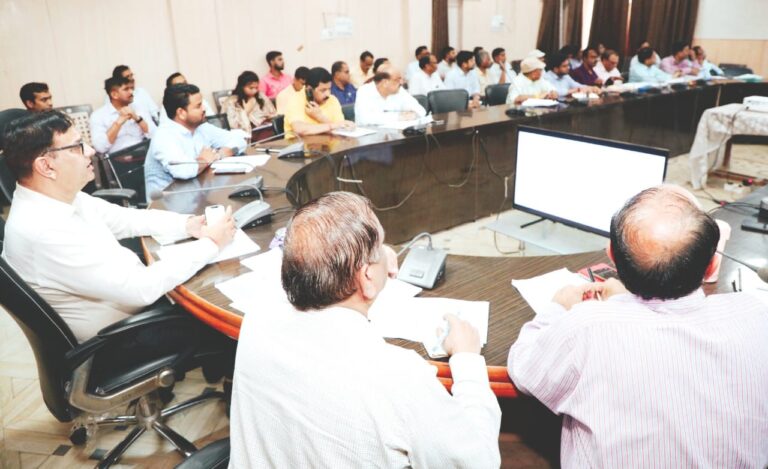 जिला चिकित्सालय में एंबुलेंस प्रणाली व्यवस्था में पुनर्विलोकन कर सुधार सुनिश्चित किया जाये निराश्रित गायों को संवेदनशीलता से गौशालाओं में भेजा जाये,नगरीय निकाय के सीएमओ सुबह स्वयं भ्रमण कर स्वच्छता की करें मॉनिटरिंग कलेक्टर श्री श्रोत्रिय ने टीएल बैठक में दिए निर्देश