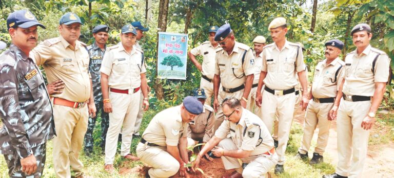 एक पेड़ मां के नाम अभियान होमगार्ड कार्यालय में किया गया पौधारोपण
