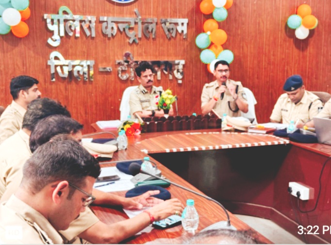 डीआईजी ललित शाक्यवार ने एसपी मनोहर सिंह मंडलोई के साथ पुलिस कंट्रोल रूम में जिले के थाना प्रभारियों की ली अपराध समीक्षा बैठक
