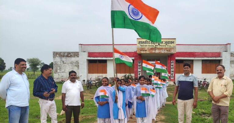 जिला कलेक्टर विवेक श्रोत्रिय के निर्देश शासकीय हाई स्कूल बैरवार में निकाली गई तिरंगा यात्रा