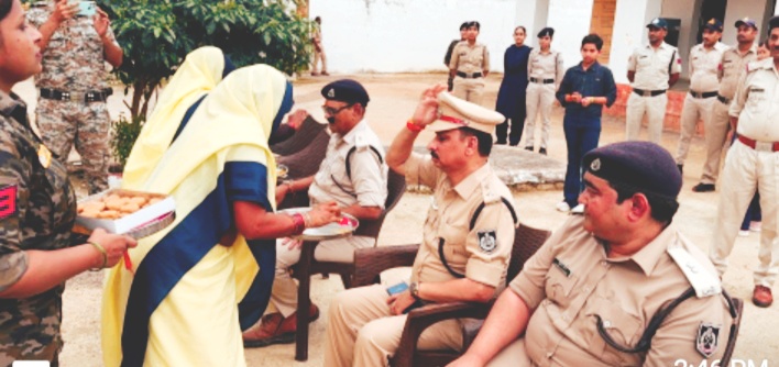 एसपी मनोहर सिंह मंडलोई ने महिला कैदियों संग मनाया भाई-बहिन के स्नेह का पर्व पुलिस-जेल प्रशासन ने जेल में सजाया रक्षाबंधन का मानवीय मंच