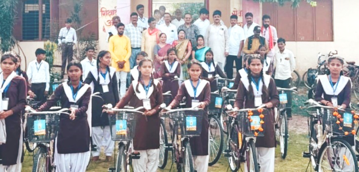 नयाखेरा स्कूल पहुंचे पूर्व विधायक राकेश गिरी छात्राओं को वितरित कीं साइकिलें