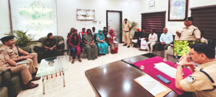 एसपी मनोहर सिंह मंडलोई की पहिल, हर शिकायत पर त्वरित कार्रवाई के निर्देश जन संवाद को नई गति,पुलिस ने आयोजित किए जनसुनवाई शिविर