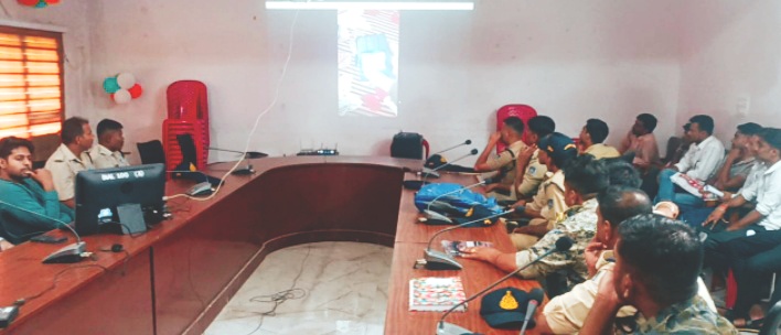 एसपी मनोहर सिंह मंडलोई के निर्देश पुलिसकर्मियों को दिया गया नई एफआरवी वाहन संबंधी प्रशिक्षण