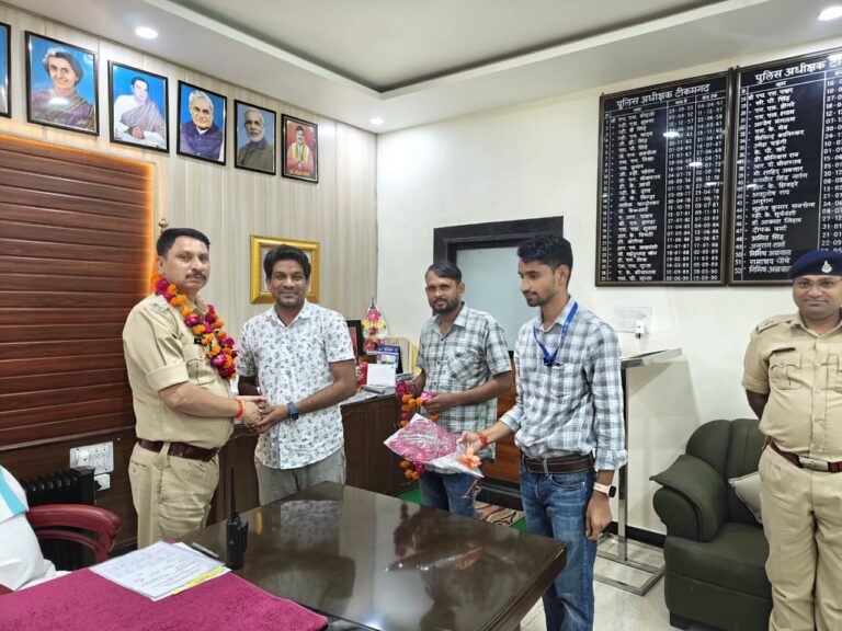 सीएम हेल्पलाइन में अव्वल टीकमगढ़ पुलिस एसपी मनोहर सिंह मंडलोई का पत्रकार बंधुओं ने किया सम्मान..