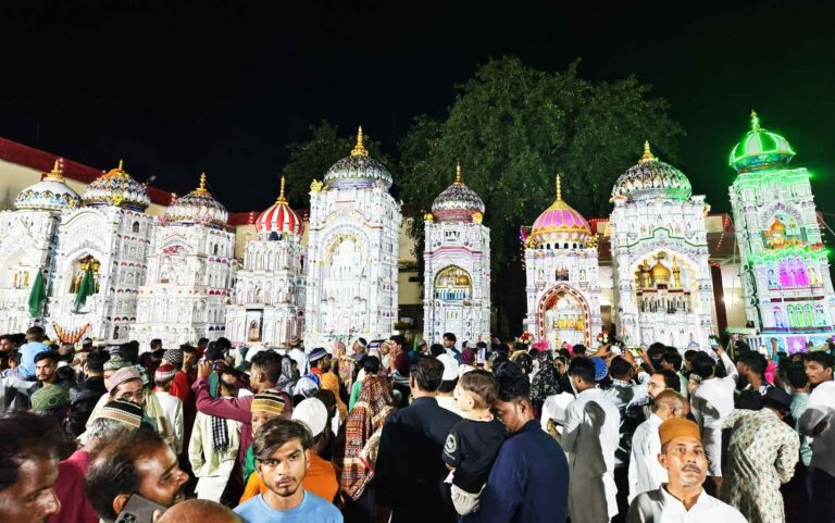 चेहल्लुम का निकाला गया मातमी जुलूस सुरक्षा के रहे कड़े बंदोबस्त ताजिया लेकर पहुंचे कर्बला त्याग, साहस और बलिदान की मिसाल चेहल्लुम जुलूस सम्पन्न,इमाम हुसैन की शहादत को समर्पित मातमी जुलूस ने नगर को किया भावुक सबर, सहनशीलता और न्याय का संदेश देता चेहल्लुम में उमड़ी भीड़