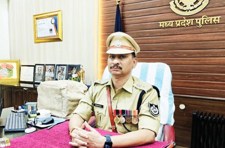 एसपी मनोहर सिंह मंडलोई की रणनीति से ऑपरेशन सुरक्षा संकल्प बना असरदार अपराधियों पर कड़ी निगरानी, त्योहारों की सुरक्षा व्यवस्था सख्त,15 दिन में 578 गुंडे और 303 निगरानी बदमाशों की चैकिंग