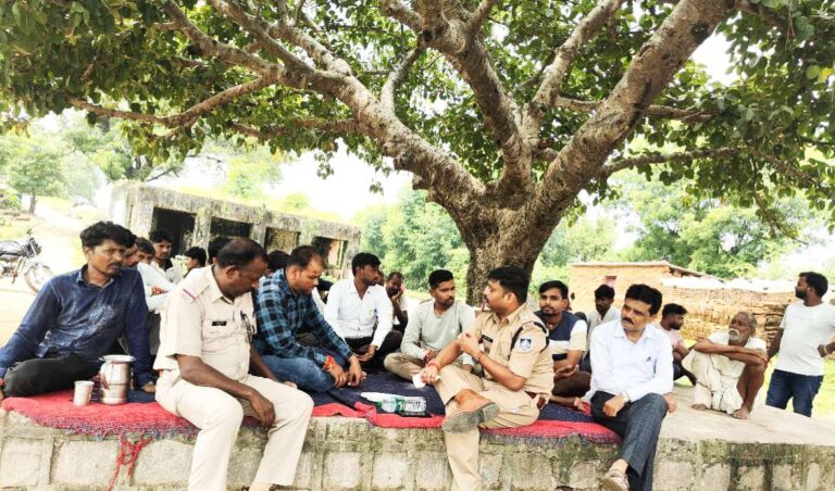 पुलिस अधीक्षक मनोहर सिंह मंडलोई के नेतृत्व में टीकमगढ़ पुलिस की नई पहल – जनसंवाद शिविर ग्राम पंचायतों में पहुँची पुलिस नशामुक्ति, साइबर सुरक्षा और जनजागरूकता पर जोर, शिकायतों का त्वरित समाधान और आपसी विश्वास की मजबूत कड़ी