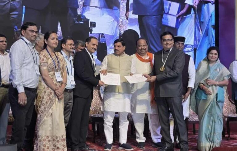 मुख्यमंत्री डॉ.यादव ने राज्य स्तरीय सम्पूर्णता अभियान सम्मान समारोह में कलेक्टर विवेक श्रोत्रिय को गोल्ड मेडल से किया सम्मानित टीकमगढ़ को राज्य स्तरीय संपूर्णता अभियान सम्मान समारोह में मिला स्वर्ण पदक