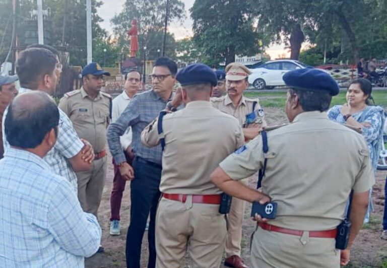 गणेश उत्सव पर सुरक्षा व सुविधाओं की पुख्ता तैयारी : एसपी मनोहर सिंह मंडलोई व कलेक्टर विवेक श्रोतीय ने संयुक्त रूप से किया मूर्ति स्थापना एवं विसर्जन स्थल का निरीक्षण दिए दिशा-निर्देश