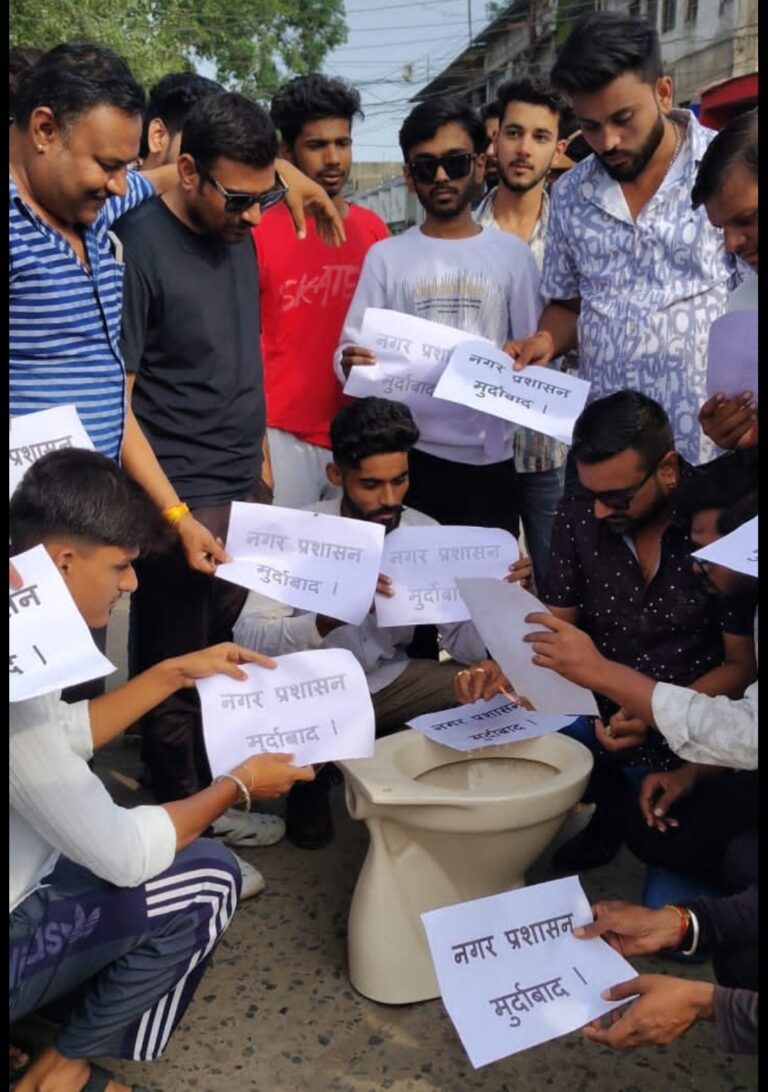 नगर में स्वच्छता व अन्य नैतिक जिम्मेदारियों के प्रति लापरवाही पर श्री समर्पण श्री संस्था का उग्र प्रदर्शन