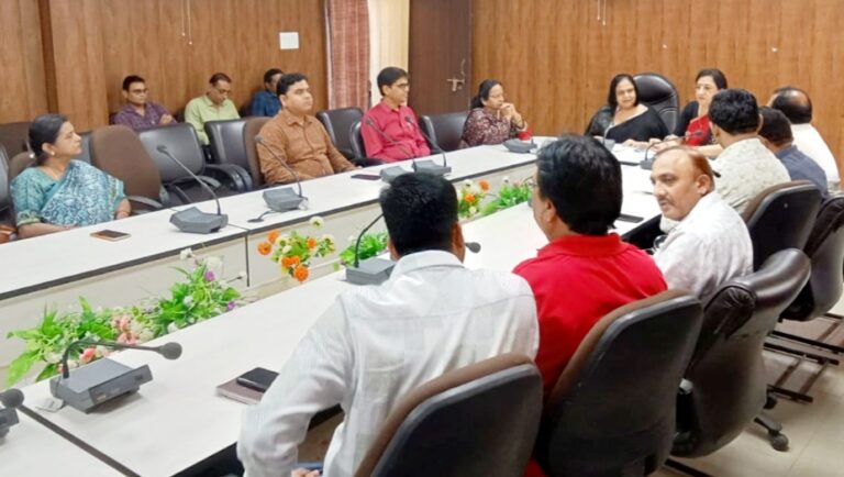 जिले के अधिकारी एवं कर्मचारियों की समस्याओं से संबंधित विचार विमर्श कर निराकरण हेतु सुझाव शासन के समक्ष प्रस्तुत करने हेतु बैठक सम्पन्न