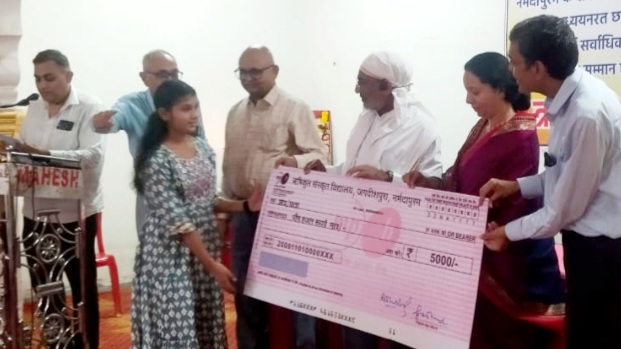 ऋषिकुल संस्कृत विद्यालय द्वारा छात्र-छात्राओं को किया गया पुरस्कृत
