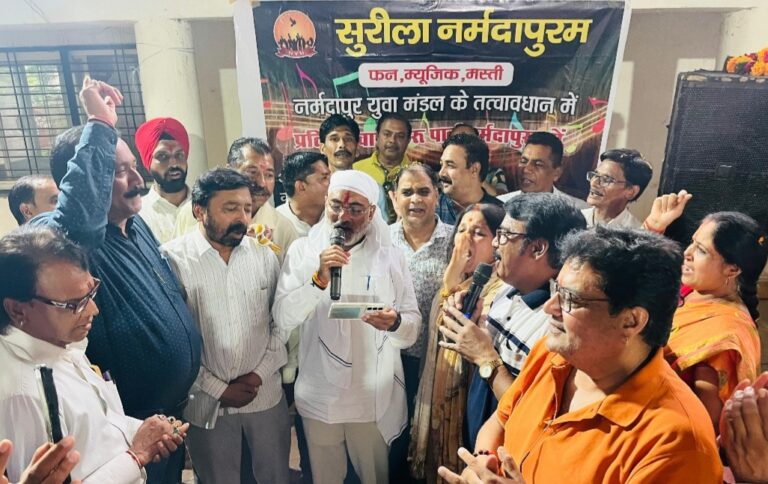 सुरीला नर्मदापुरम, सगीतकारों ने गुनगुनाएं किशोर कुमार के गीत, नेहरू पार्क में गूंजे फ़िल्मी और देशभक्ति के तराने, सांसद दर्शन सिंह ने भी गाया “दिल दिया है जा भी देंगे ए वतन तेरे लिए” देशभक्ति गीत