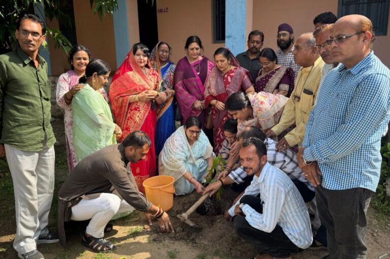 एक पेड़ मां के नाम अभियान के तहत पौधारोपण किया