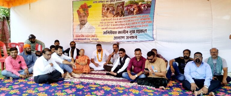 प्रशासन के आश्वासन के बाद रोहित पवार ने अपना आमरण अनशन स्थगित किया