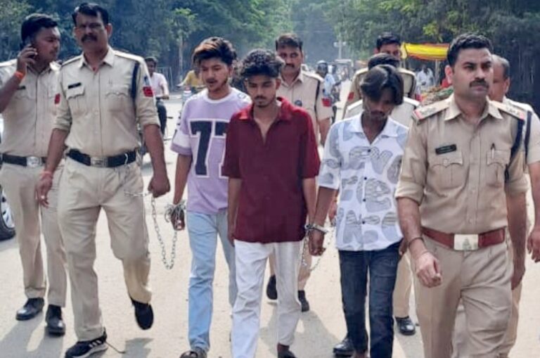 पुलिस ने बदमाशों का पैदल निकाला जुलुस, आदमगढ़ में शराब पार्टी करने के लिए पैसे की मांग को लेकर झगड़ा, युवक के साथ की चप्पल से की मारपीट, पकड़ कर माफी भी मंगवाई, की गाली गलौज, वीडियो वायरल
