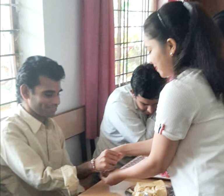 बौद्धिक दिव्यांग बच्चों के बीच मनाया रक्षा बंधन पर्व