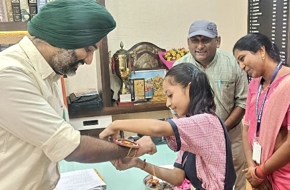 विद्यालय की छात्राओं द्वारा पुलिस अधिकारियों को बांधी गई इको फ्रेंडली राखी