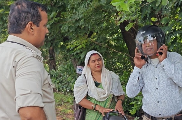 बहनों ने भाइयों को बांधा हेलमेट रूपी रक्षा सूत्र