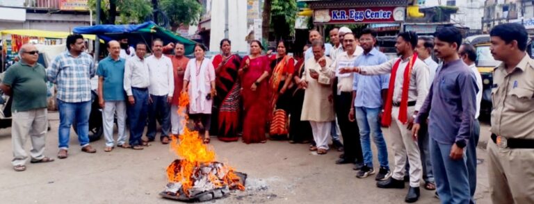 स्वदेशी जागरण मंच ने विदेशी वस्तुओं को जलाकर किया बहिष्कार