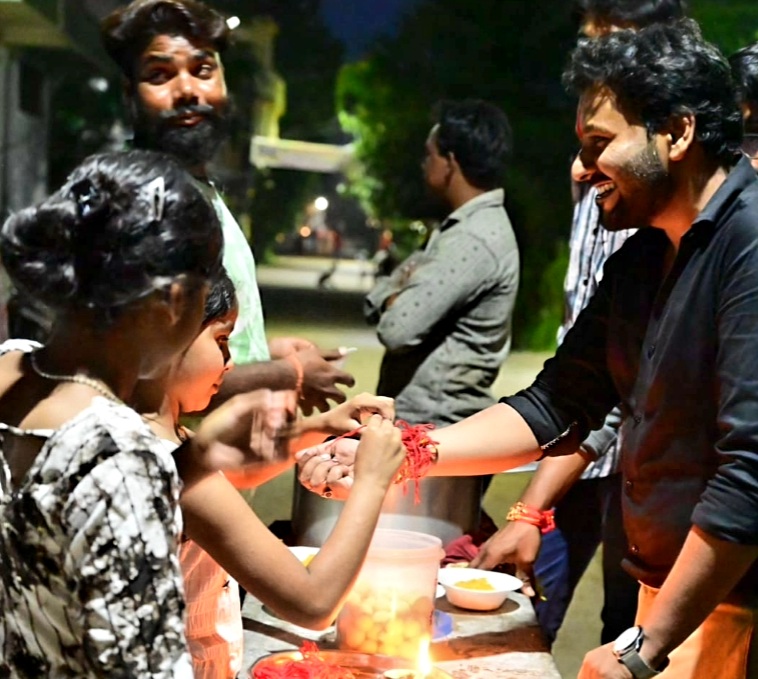 सिद्धार्थ आर्य वेलफेयर फाउंडेशन ने झुग्गी-बस्तियों में मनाया “रक्षाबंधन”, भाईचारे और इंसानियत का उत्सव