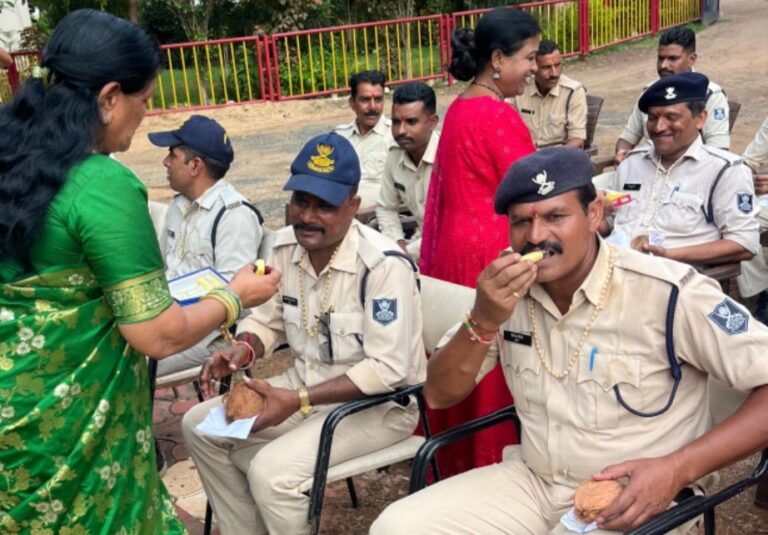 रक्षाबंधन पर महिला मोर्चा प्रदेश अध्यक्ष एवं राज्यसभा सांसद श्रीमति माया नारोलिया ने होमगार्ड जवानों को बाँधी राखी