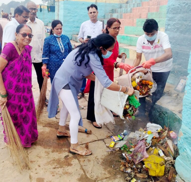 अखिल भारतीय कायस्थ समाज मातृशक्ति ने चलाया स्वच्छता अभियान, पर्यावरण संरक्षण का दिया संदेश, कहा घाटों की करें रक्षा, चित्रगुप्त घाट पर रविवार को जुटे समाजसेवी