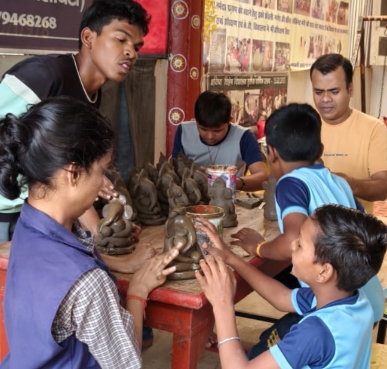 मिट्टी के भगवान गणेश की प्रतिमा बना रहे विशेष बच्चे